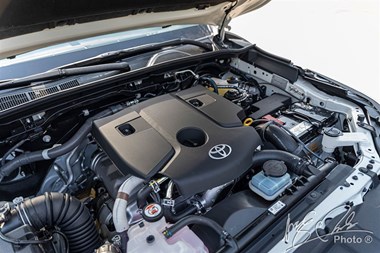 Nên mua Toyota Fortuner 2021 máy dầu hay máy xăng?