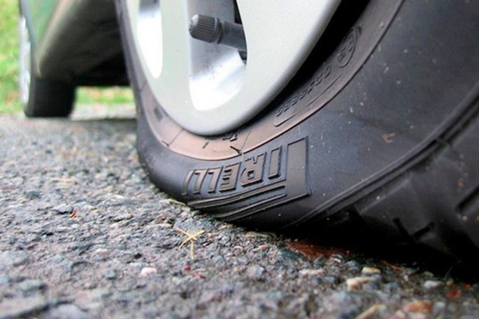 Lốp xe ô tô để lâu sẽ bị xì hơi và ảnh hưởng đến chất lượng lốp